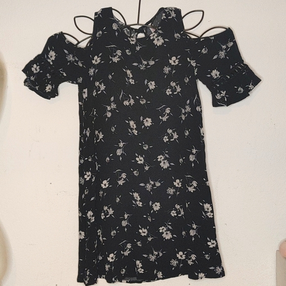 ❗FREE with Purchase ❗XHILARATION Black Floral Cold Shoulder Tunic - Picture 6 of 7